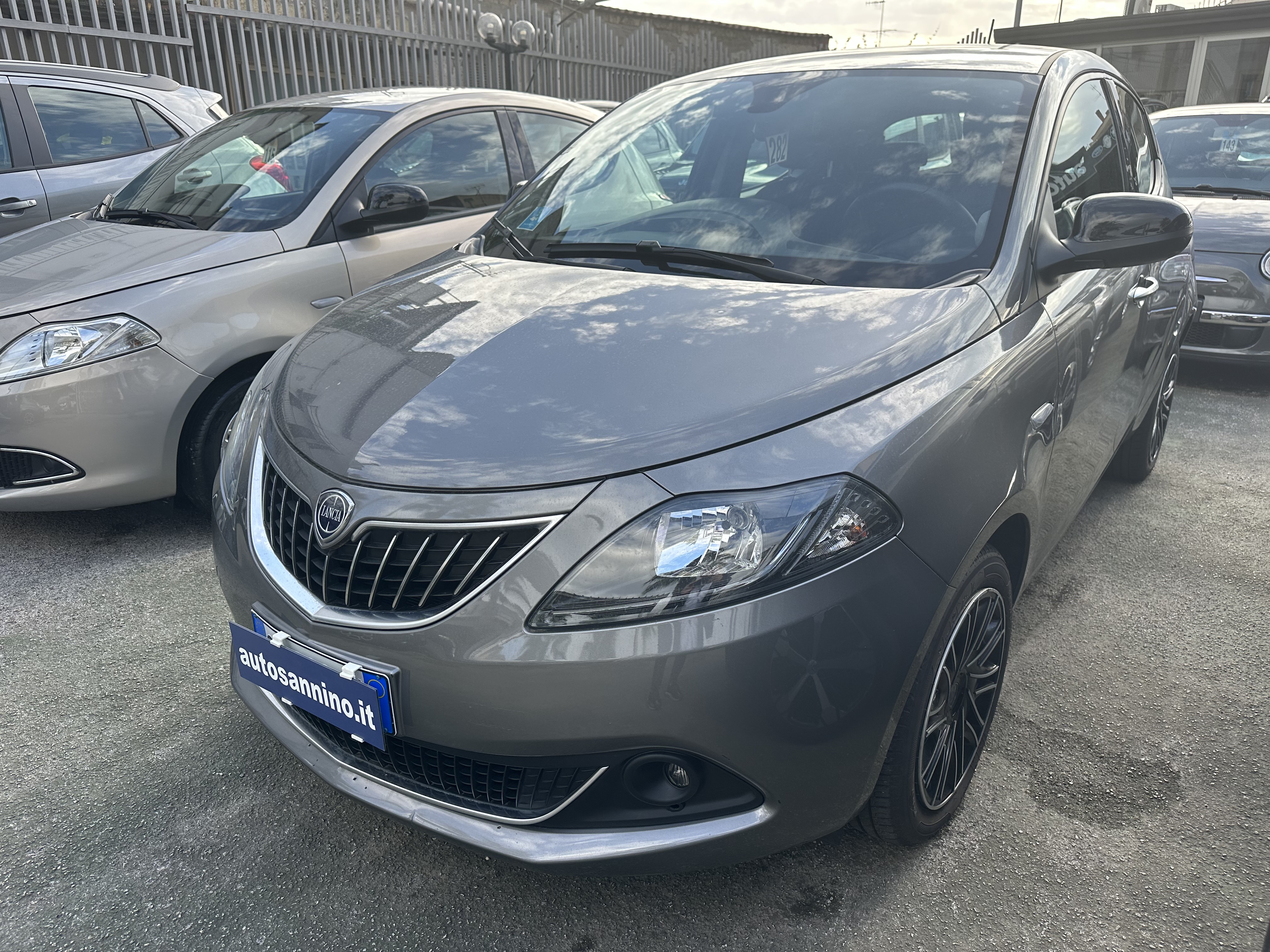 Ypsilon 1.0 hybrid gold 2022 schermo 7’’