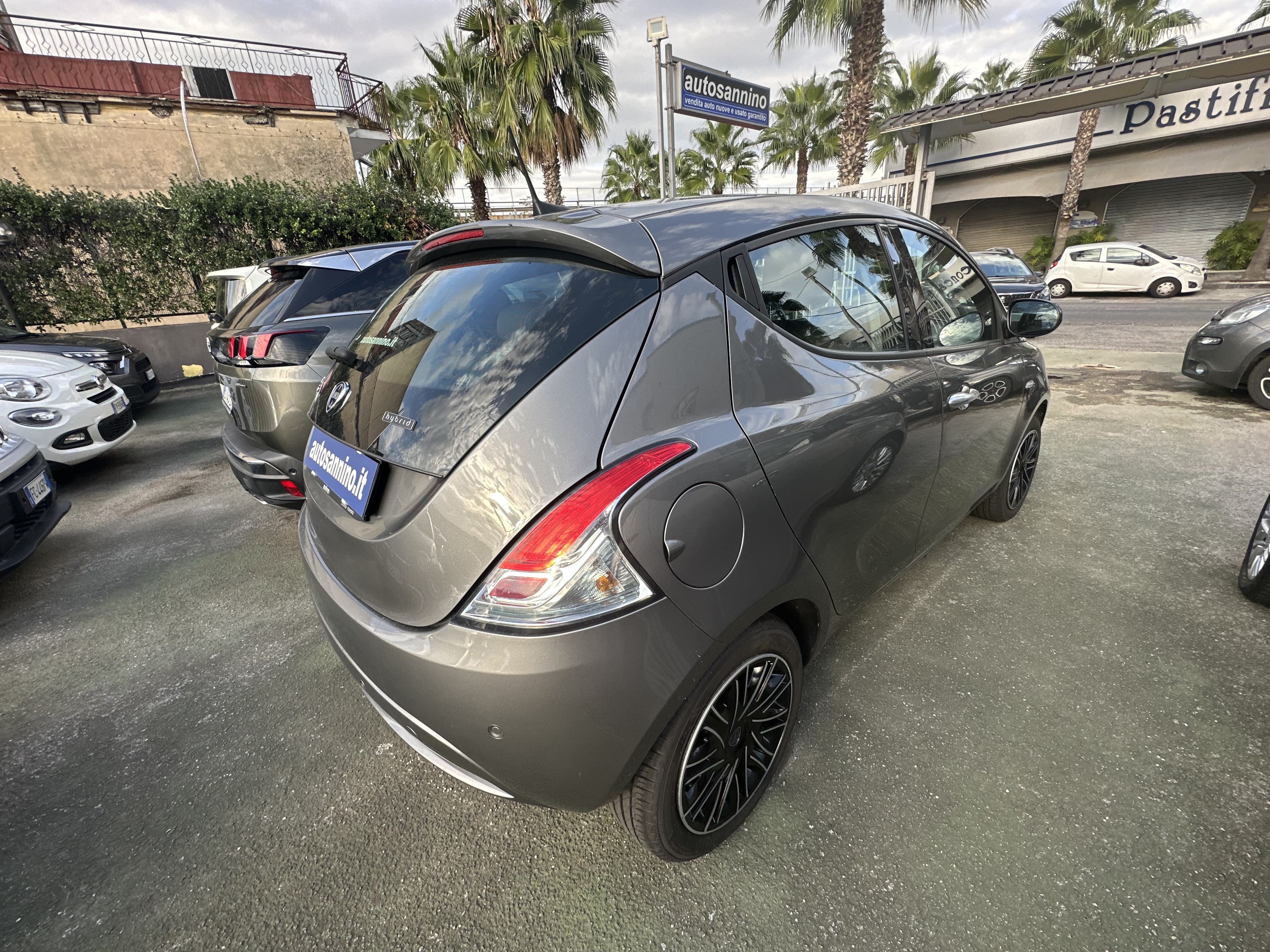 Ypsilon 1.0 hybrid gold 2022 schermo 7’’